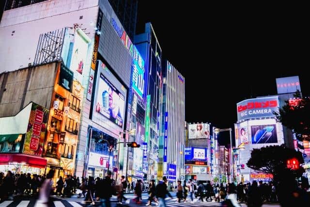 夜の新宿東口周辺