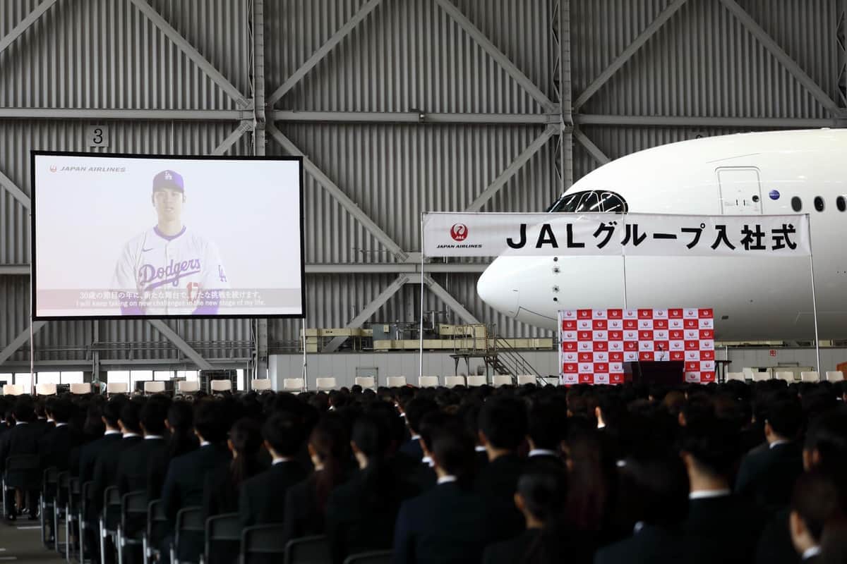 JAL入社式「ドジャースユニの大谷翔平」が「激レア」映像になった事情　翌日に「ANA」からの発表が...
