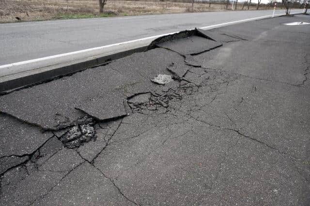 液状化して割れた道路