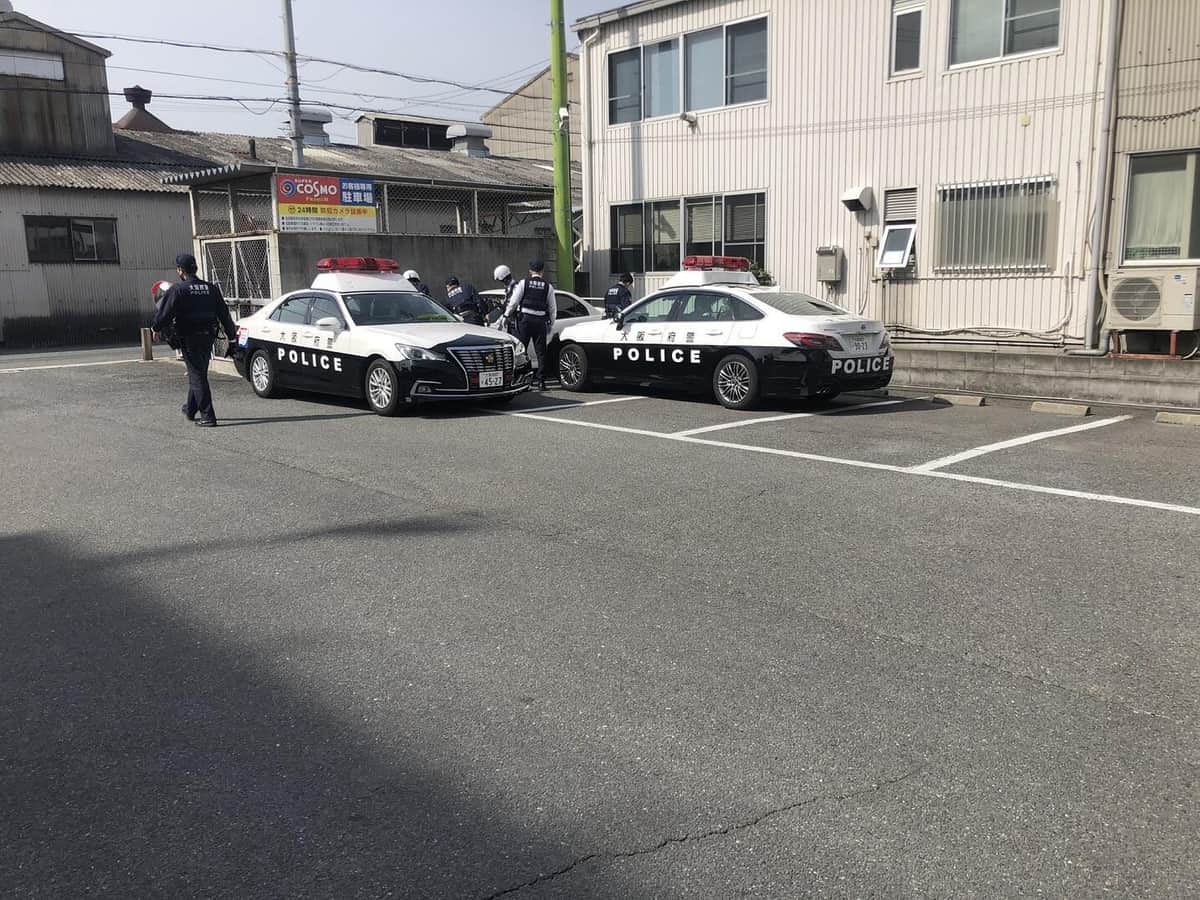 発見された車を調べる警察官ら（写真は、モヨ＠Tora_Nano_Luluさん提供）