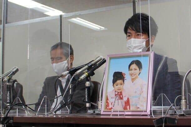 亡くなった真菜さんと莉子ちゃんの遺影とともに会見した、池袋自動車暴走事故遺族の上原義教さん（左）と松永拓也さん（2021年1月、公判後の会見より）