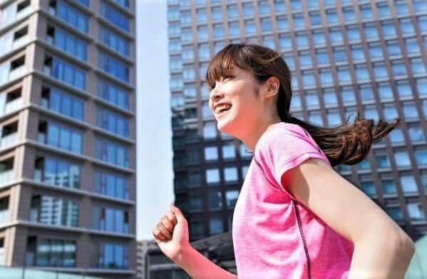 ランニングを楽しむ女性