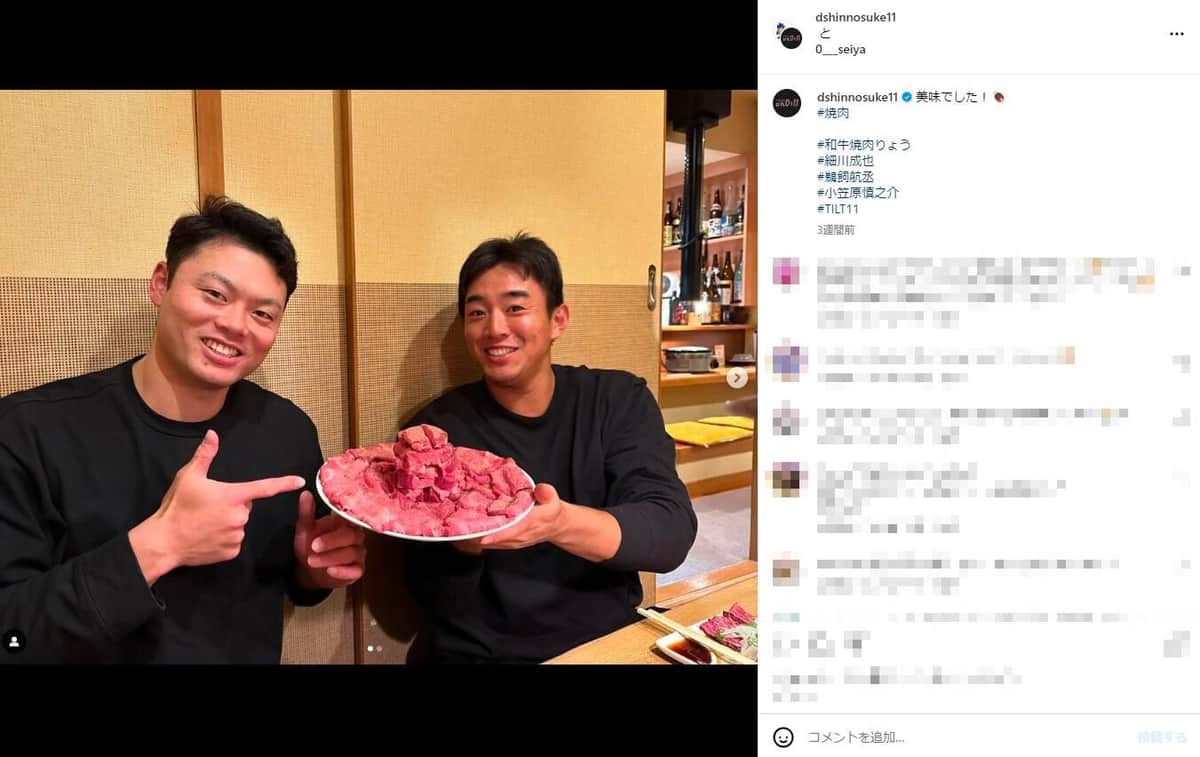 大量の肉料理を食する細川（細川のインスタグラムより）