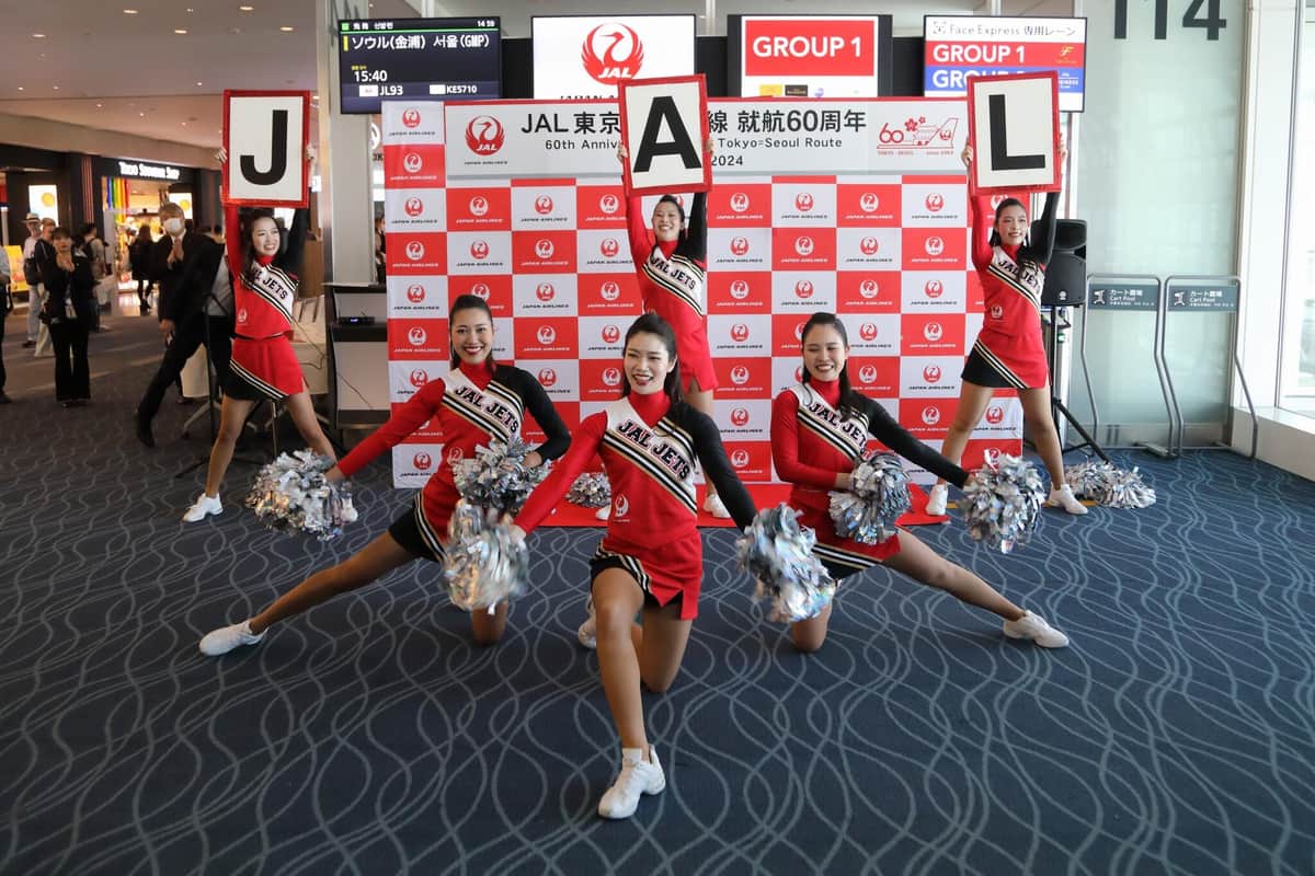 搭乗ゲートでは客室乗務員（CA）によるチアダンスチーム「JAL JETS（ジャルジェッツ）」がパフォーマンスした