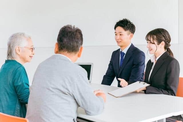 資産形成の相談をする高齢者（画像はイメージ）