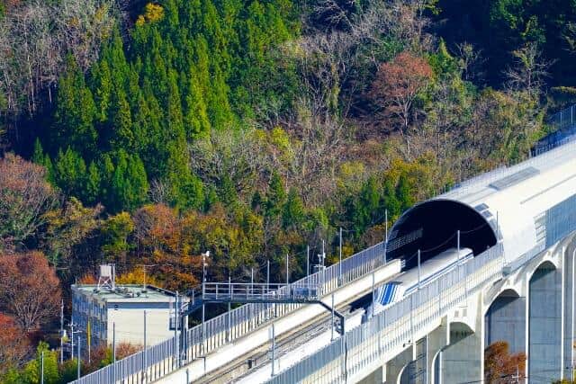 100年ほど前は東京-大阪間の移動は鉄道でも半日がかりだった