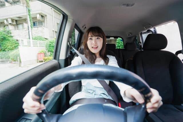 運転する女性