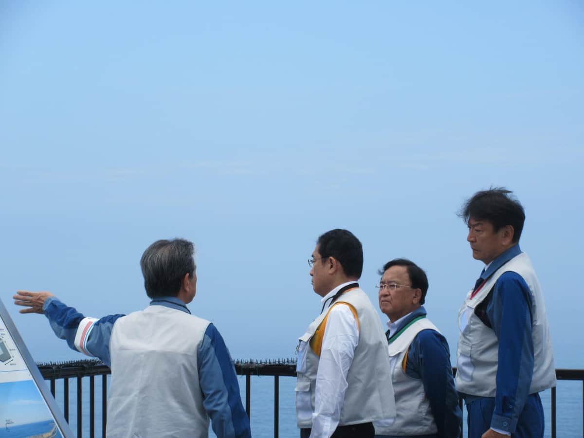 処理水放出施設を視察する岸田文雄首相（出典：東京電力ホールディングス）