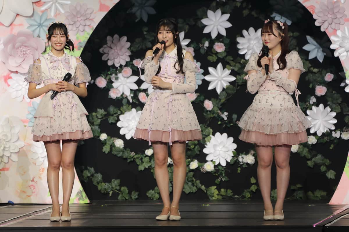 AKB48からは3人がKLP48に移籍する。左から黒須遥香さん、行天優莉奈さん、山根涼羽さん