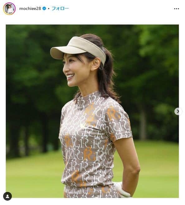ゴルフ中の望月理恵アナ、「50代とは信じられない」ミニスカ姿に感嘆　「ただただ美しい」
