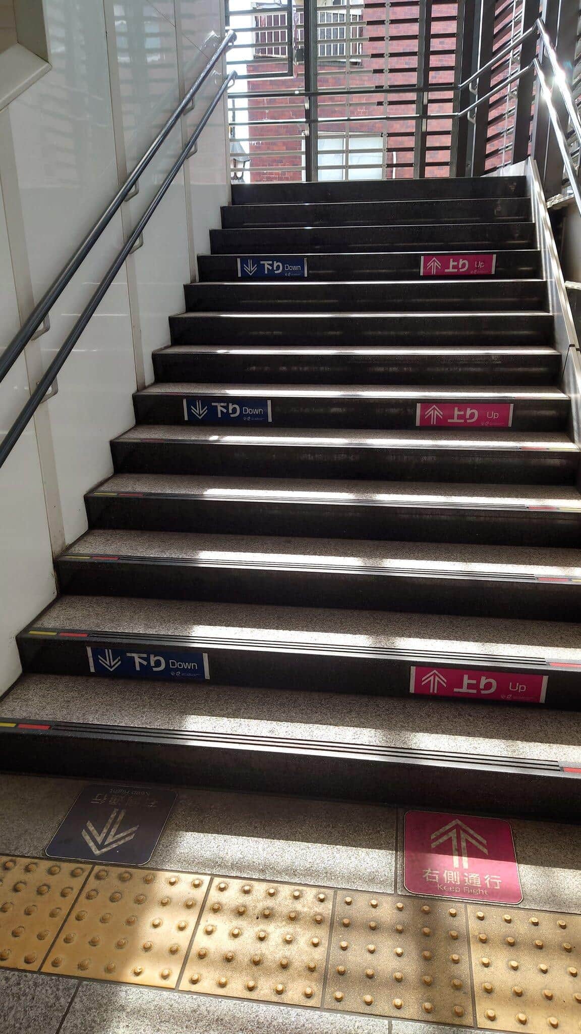 池ノ上駅の階段、Xユーザー・スワロー（＠As713T）さんの投稿より。撮影は2024年6月11日