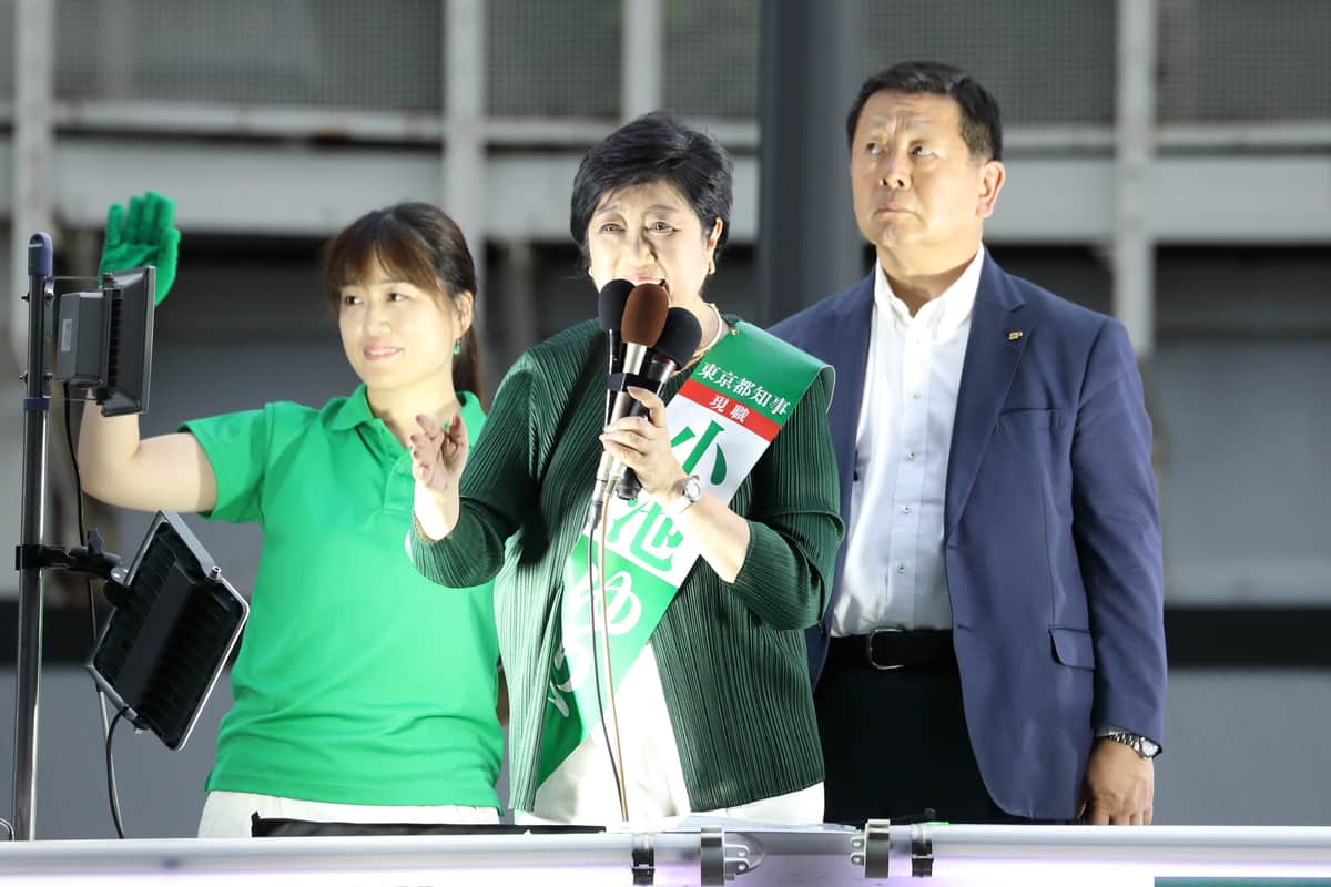 JR秋葉原駅前で演説する東京都の小池百合子知事。今回の都知事選では初めての平日の街頭演説だ