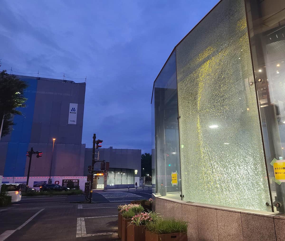 つくば駅の窓ガラスが粉々「不謹慎ながらあまりに美しすぎる」　暑さが原因？管轄機関に聞いた