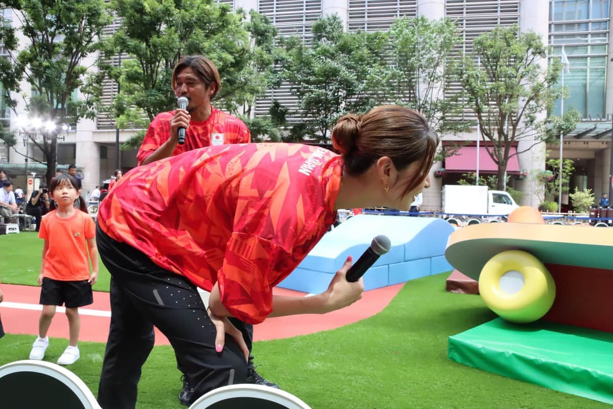 子どもを見守る木村沙織さん