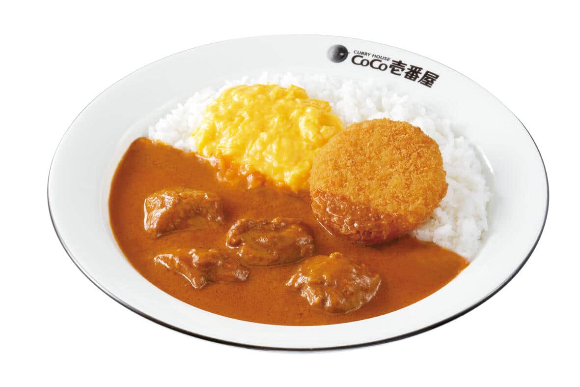 バターチキンカレーとハーフスクランブルエッグとクリームコロッケ（プレスリリースより）