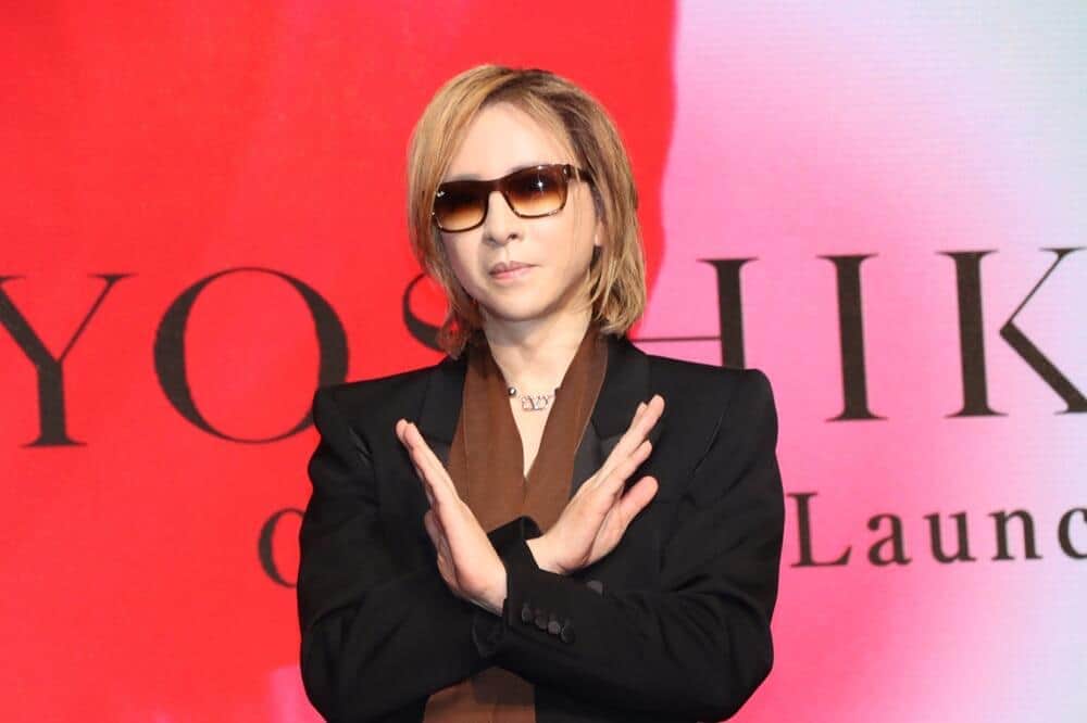 XのポーズをするYOSHIKIさん