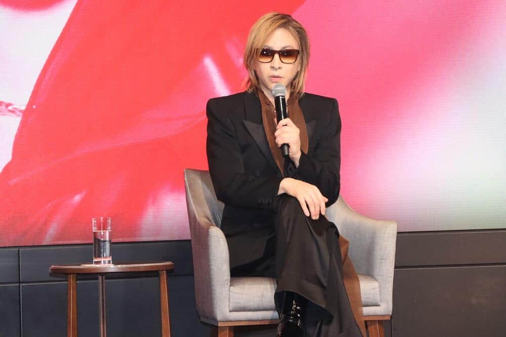 司会の質問に答えるYOSHIKIさん