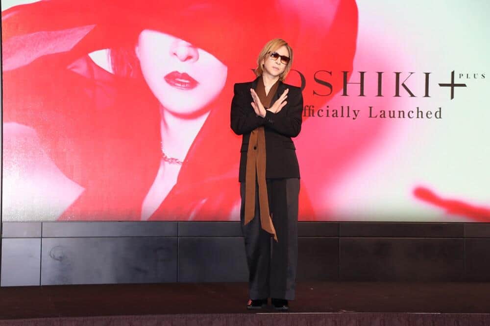 XのポーズをするYOSHIKIさん全身