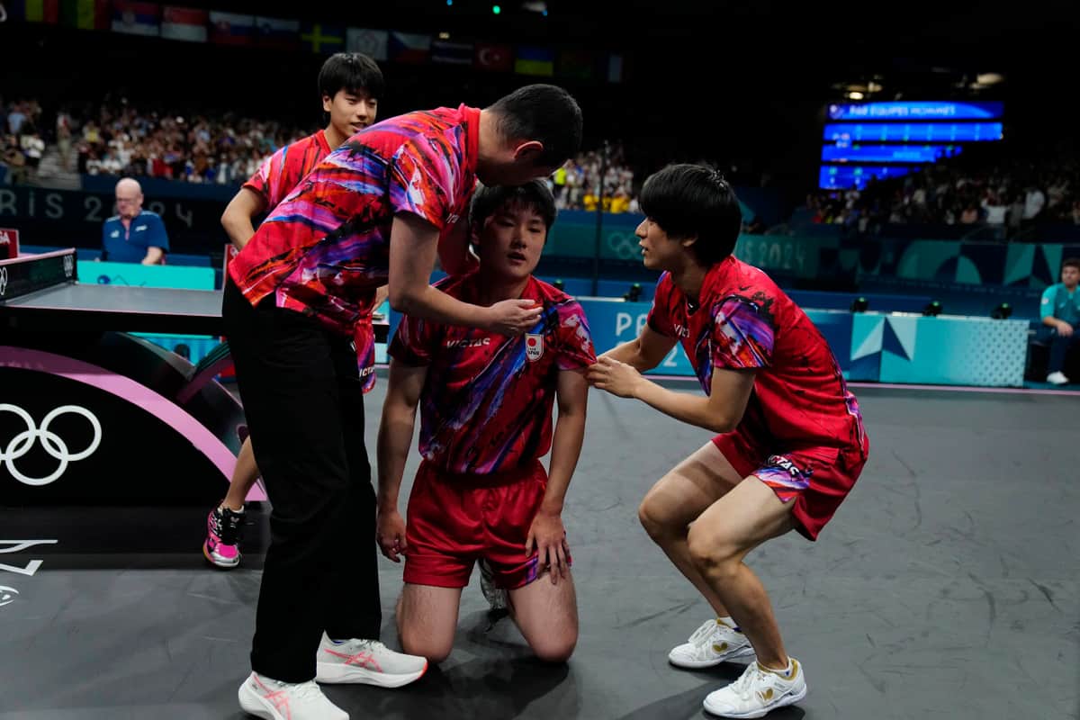 膝を突く張本智和選手（写真：AP/アフロ）