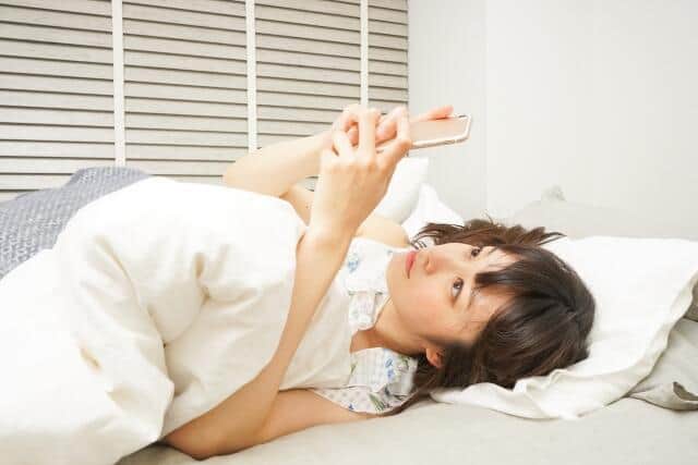 20代女性の95％、健康に悪い「寝る前スマホ」　やめられない人は「子ども向け規制ルール」と「ブルーライトカット」を