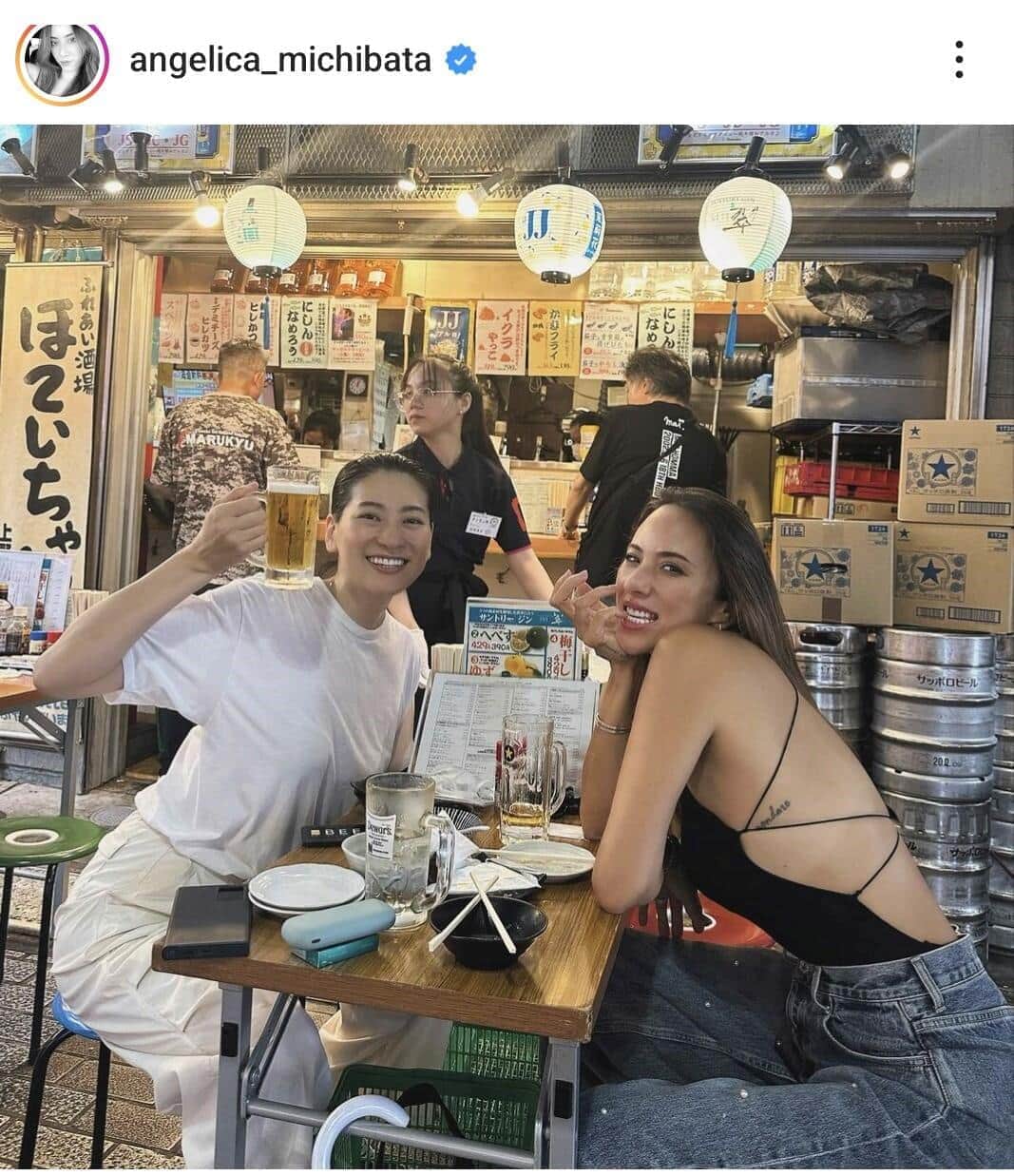 左胸の辺りにはタトゥーがチラリ（写真は道端アンジェリカさんのインスタグラムから）