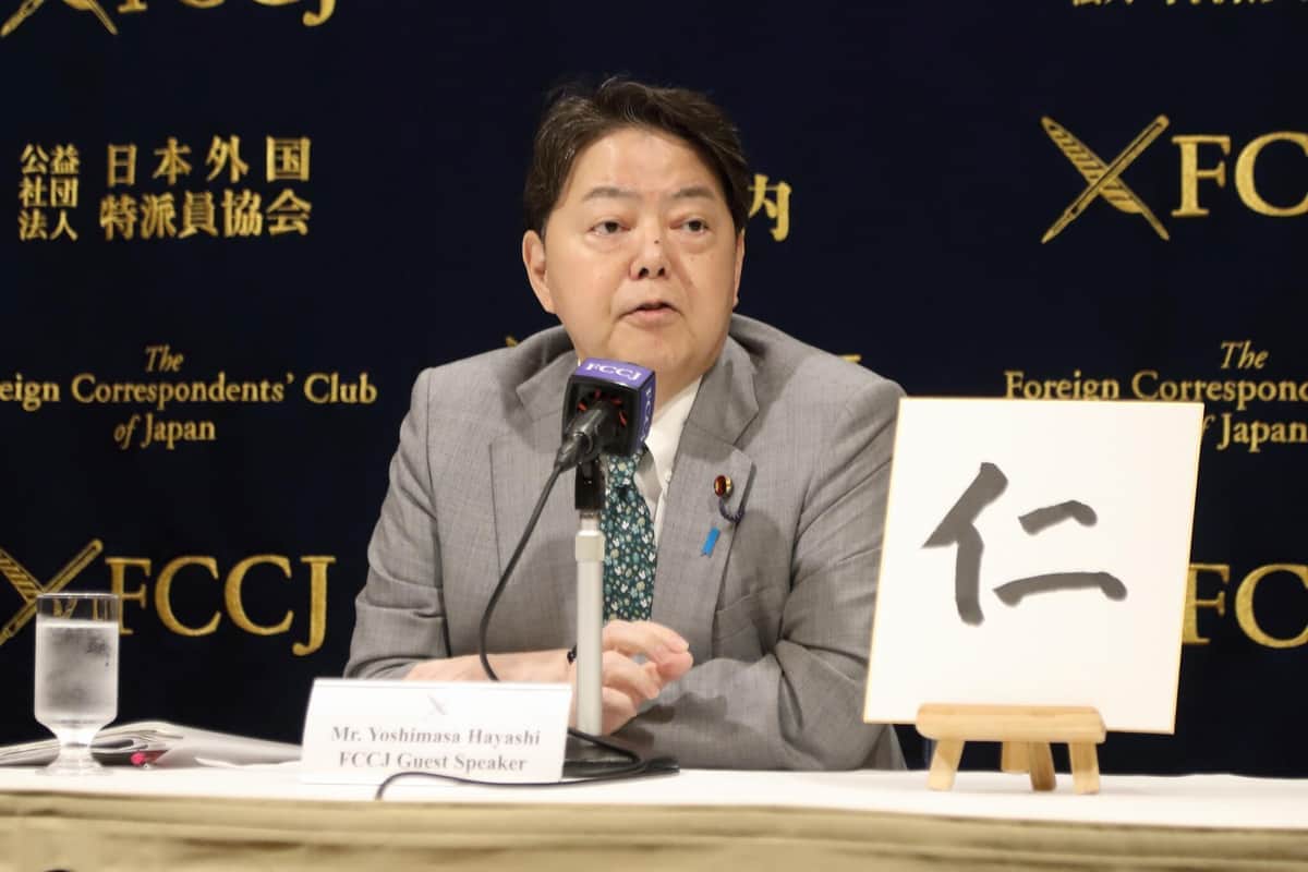 官房長官会見はなぜメモばかり読むのか　「あの部屋では自分の言葉で語れない」林氏が特派員協会で明かす