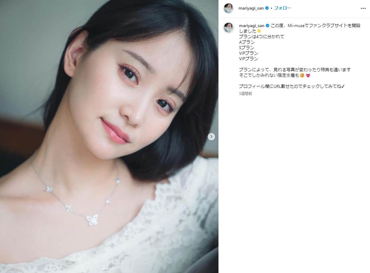 永尾まりや、ミニスカから美脚すらり　緑の芝生に映えるゴルフウェア姿