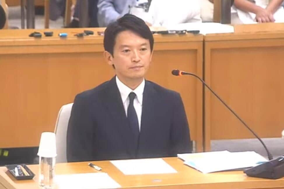 9月6日の百条委員会で発言する斎藤元彦知事（画僧は兵庫県議会の配信動画から）