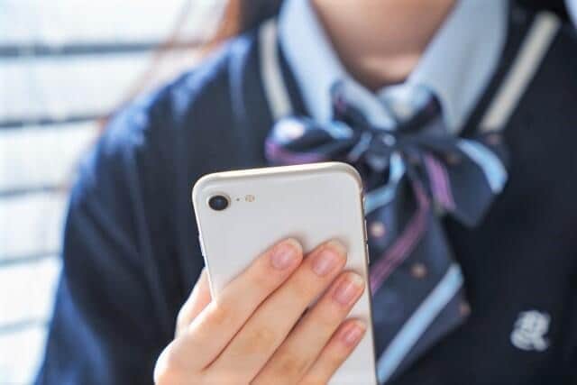 スマホで話す女子中学生（写真はイメージ）