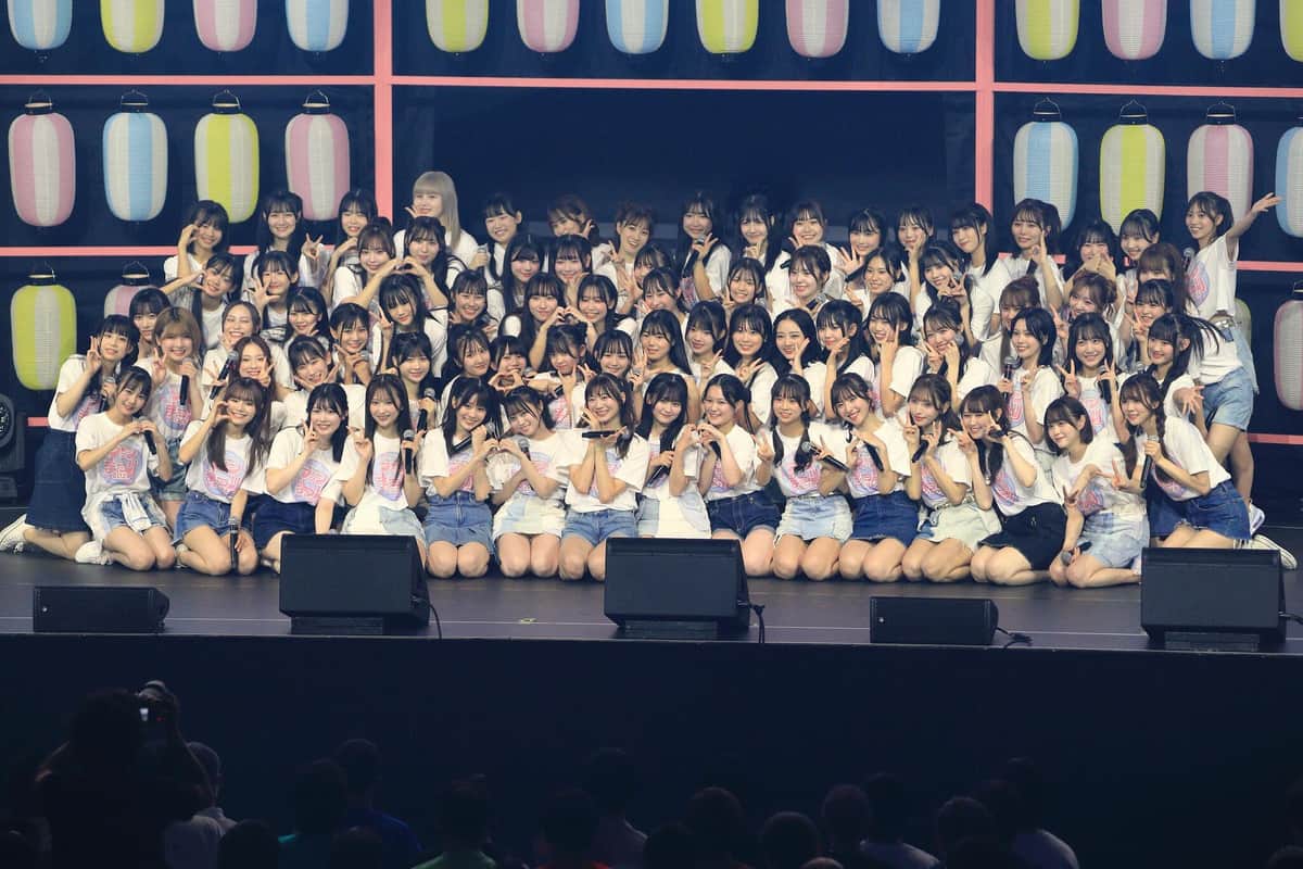 スべシャルライブには両グループから総勢75人が出演した