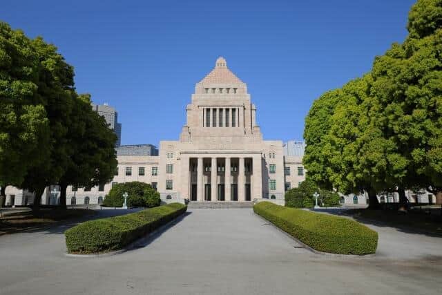 「コンビニ弁当」「牛丼店」は選挙期間だけ？　候補者の「弁当食べてる」SNS投稿に批判