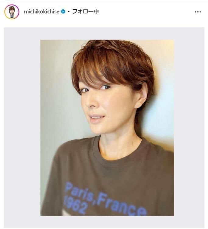 吉瀬美智子49歳「膝上を出す年齢では有りませんが...」　太ももあらわミニ丈コーデ「脚ながっ！」