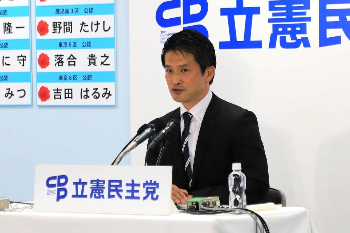 立憲民主党の開票センターで報道各社の番組に出演する小川淳也幹事長