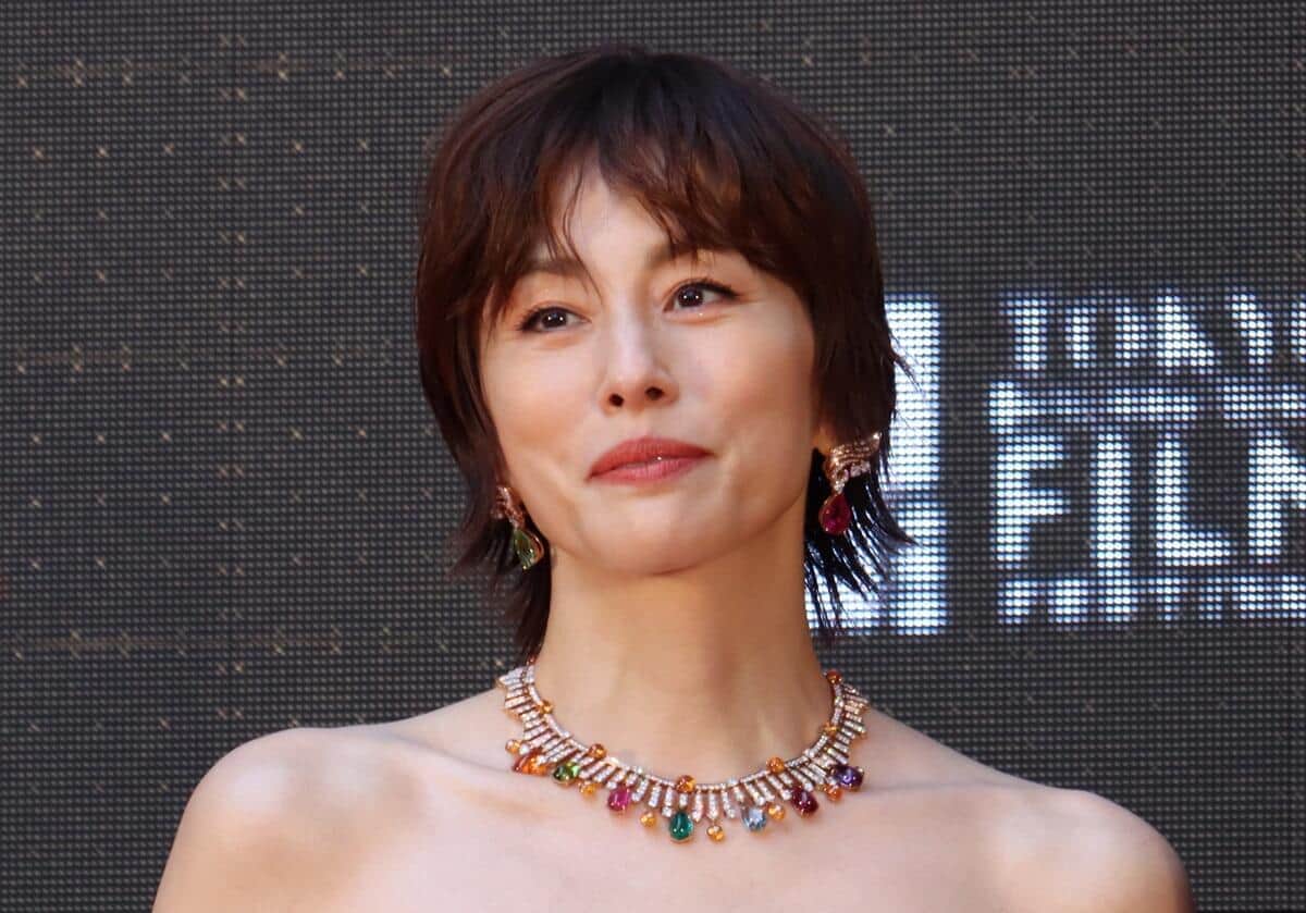 米倉涼子、東京国際映画祭に西田敏行さんの写真を持参　デコルテ際立つ黒いドレス姿でレッドカーペット