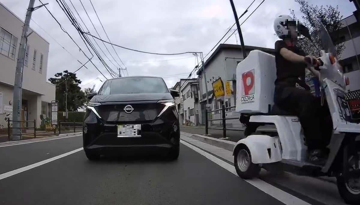 歩道に入る配達バイク（ドラレコライダー＠drive_rec_bikeさん投稿の動画から）