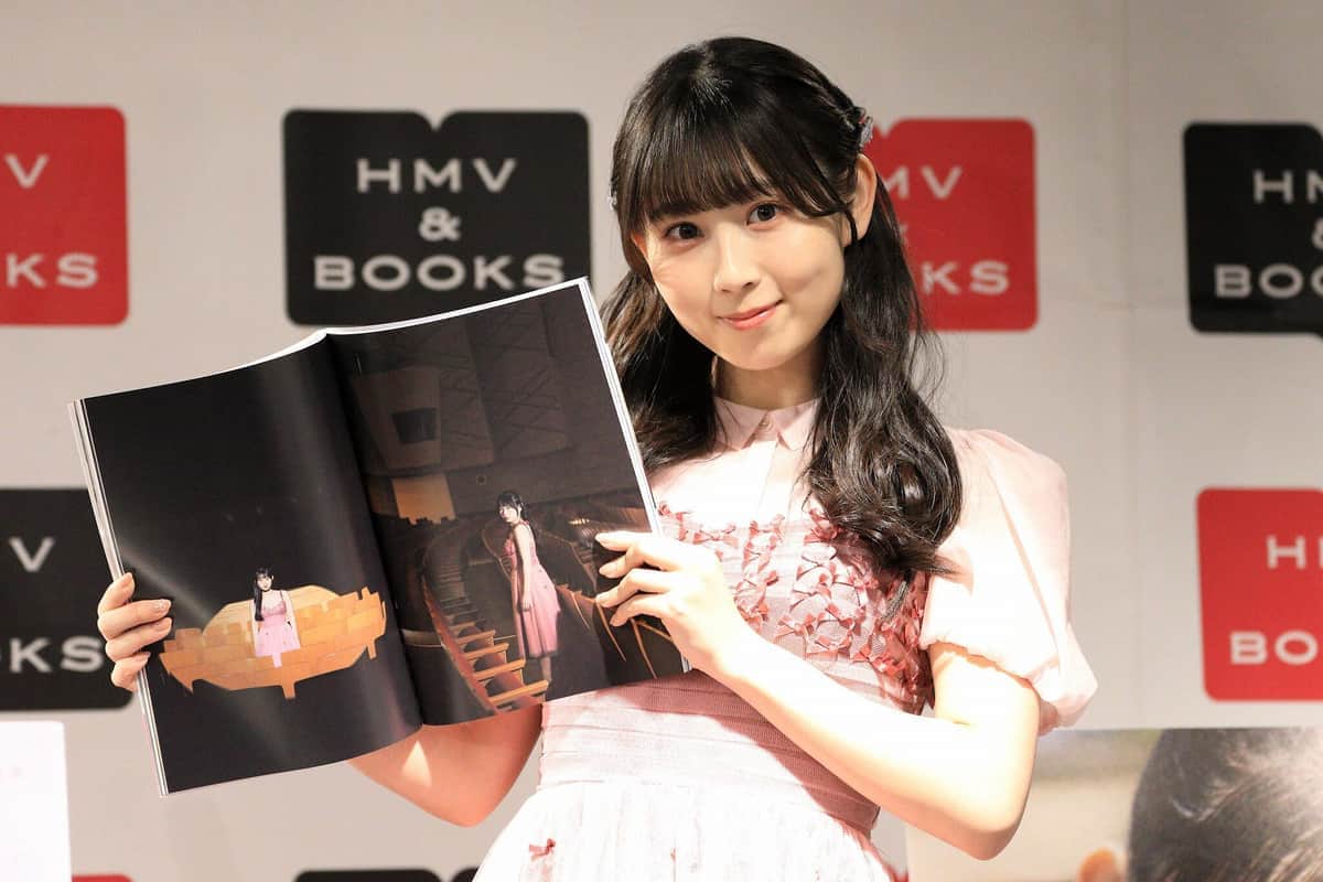 お気に入りのカットを披露するSKE48の井上瑠夏さん。コンサートが予定されていた「市民会館シアーズホーム夢ホール」（熊本市中央区）の客席で撮影した