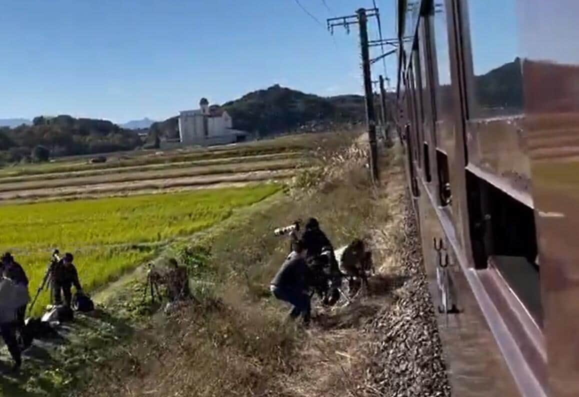 立ち入りで緊急停車（X投稿の動画から）