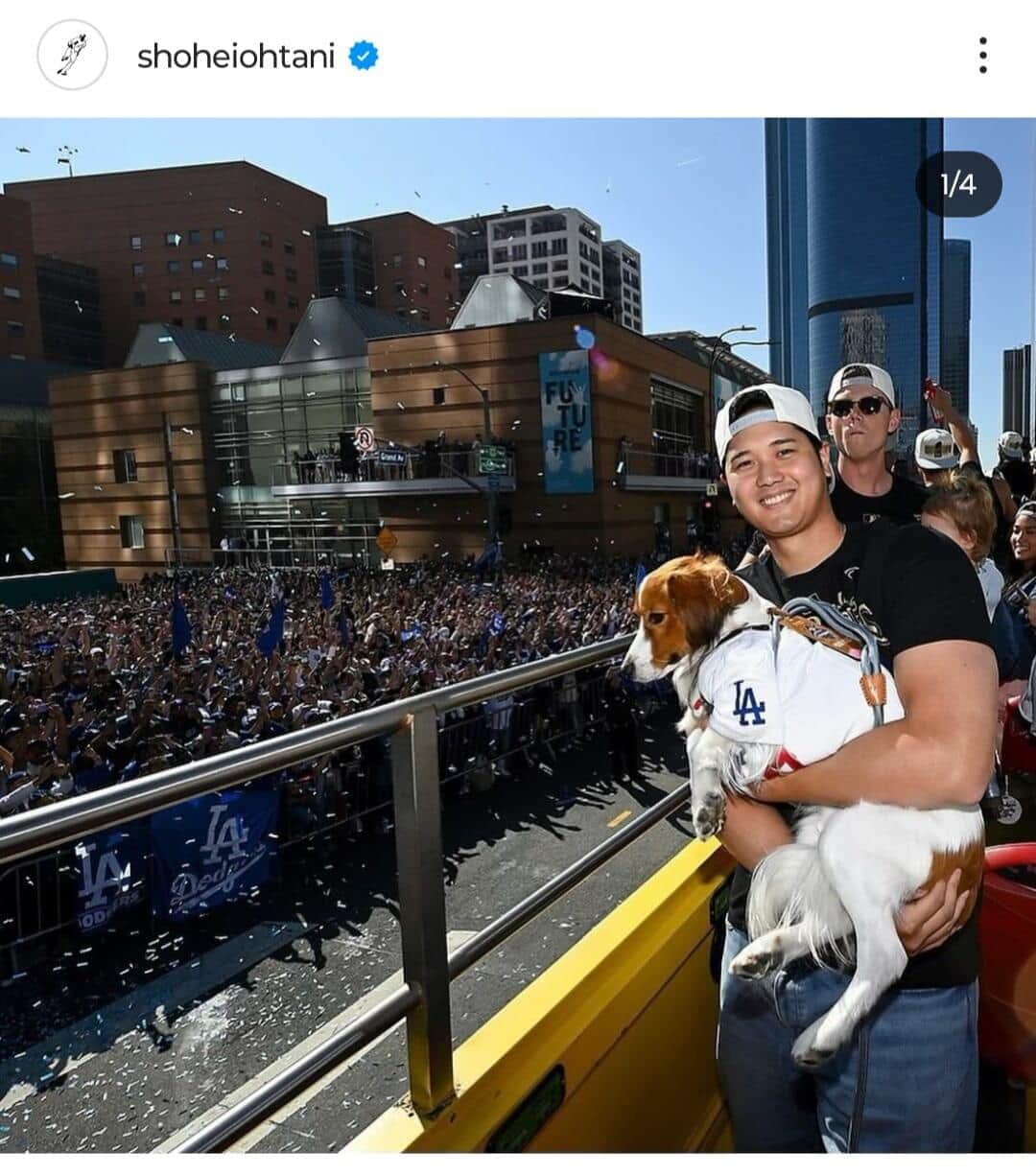 大谷翔平、愛犬デコピンの頭にキス！　優勝パレードの一瞬とらえ...ドジャーススタッフが激写