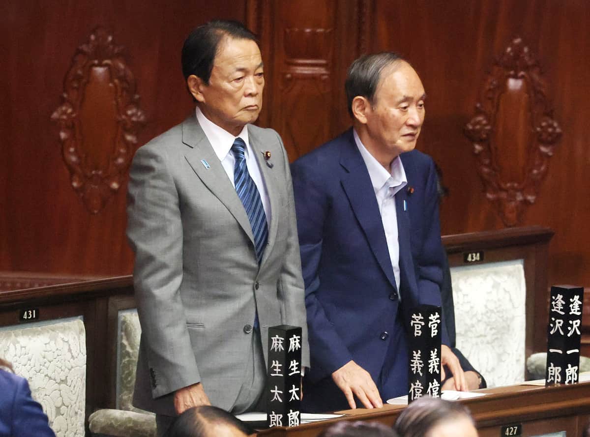 2024年現在の菅氏（右）。隣は麻生太郎氏（写真：つのだよしお/アフロ）
