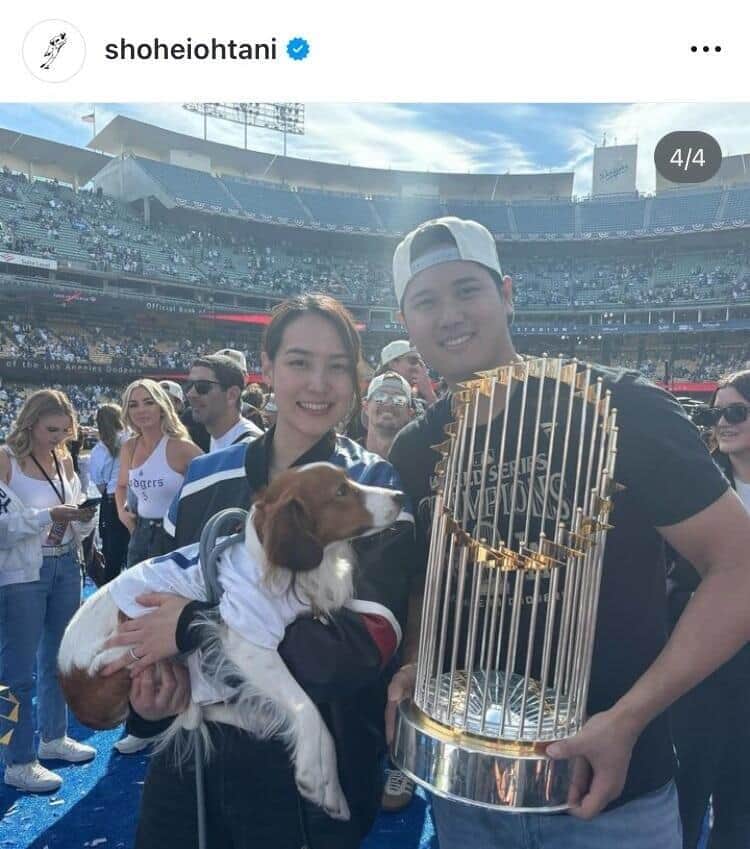 優勝パレードの大谷選手＆真美子さん＆デコピン（11月2日。大谷翔平選手のインスタグラム（＠shoheiohtani）より）