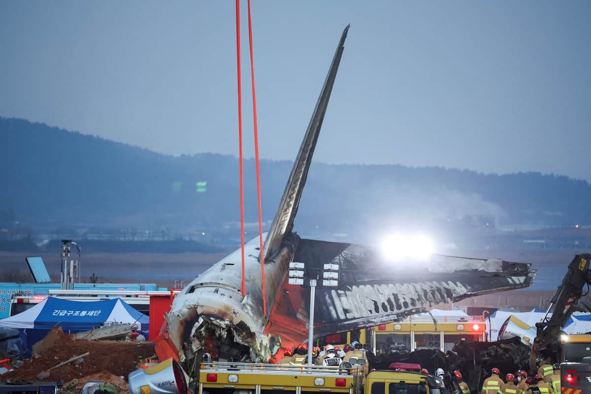 大破した事故機。滑走路を離脱して外壁に衝突し、炎上した（写真：ロイター/アフロ）