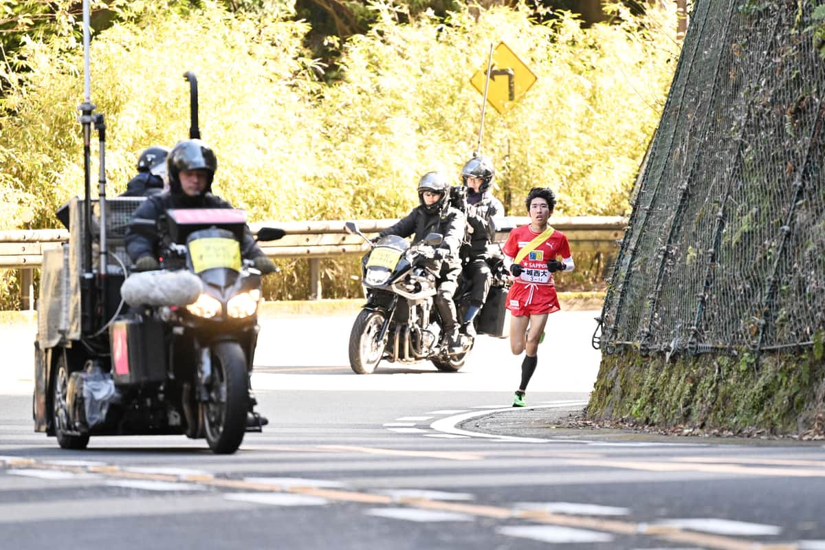 山を登る城西大・斎藤（写真：アフロ）