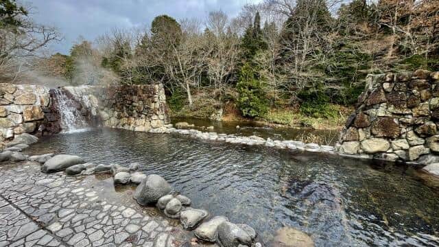 温泉・銭湯の入浴マナー守っていますか　「お湯に漬かってスマホをポチポチ」が許されない理由