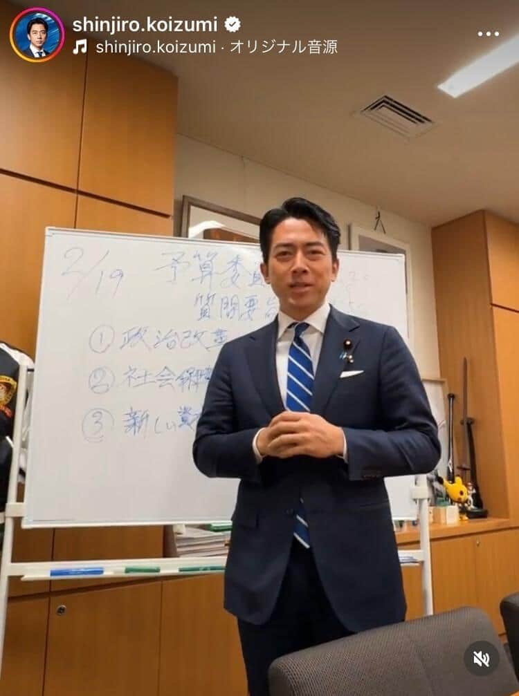 小泉進次郎氏、猫カフェで猫と触れ合う　優しい表情で「癒されました」「ネコちゃんにもモテモテ」