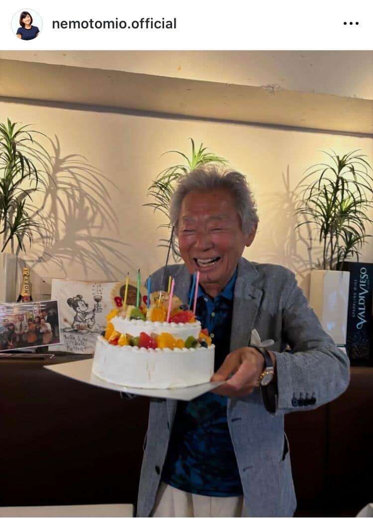 根本美緒さんのインスタグラム（＠nemotomio.official）より。みのさん、80歳の誕生日祝いの時の様子という