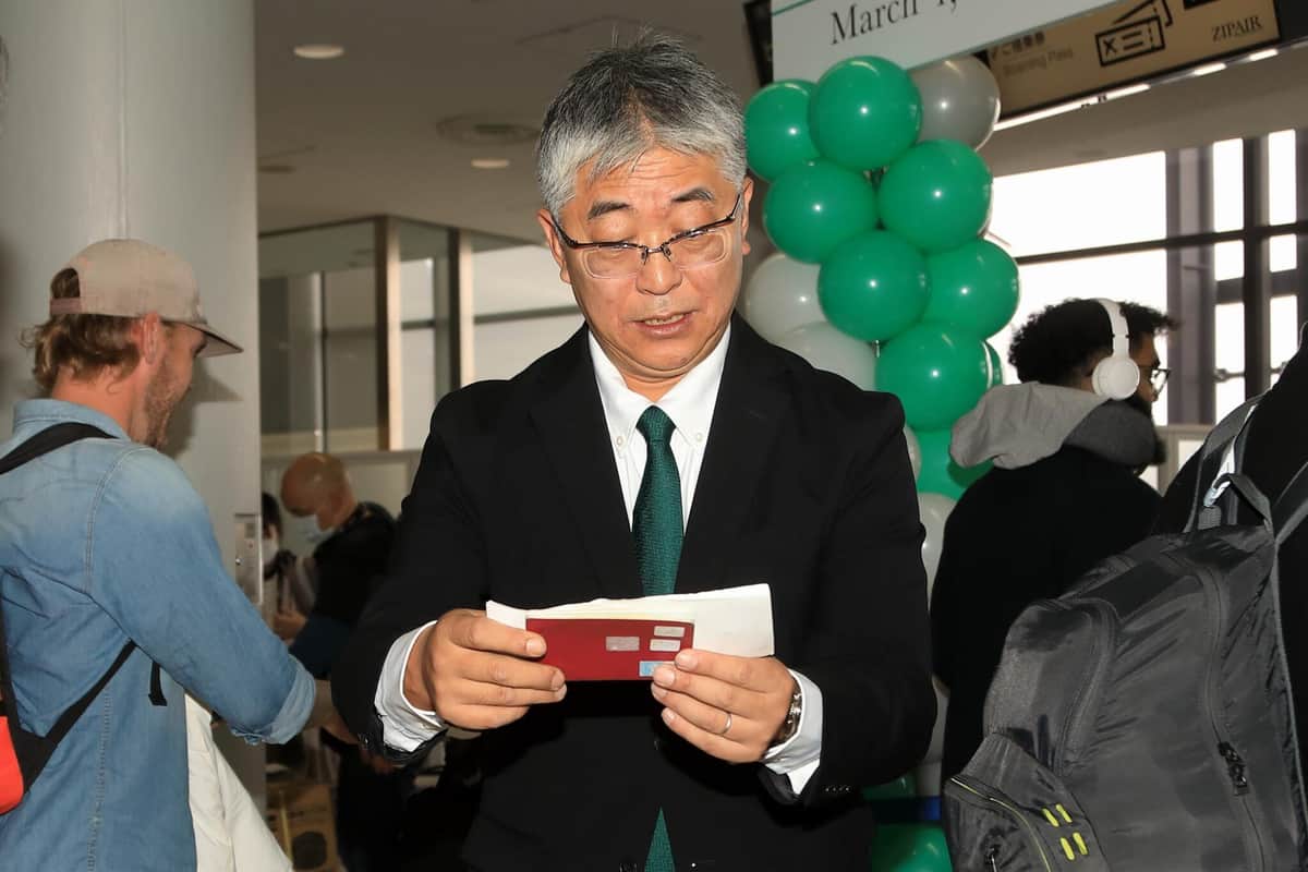 西田真吾社長。自らゲートに立って乗客のパスポートをチェックする