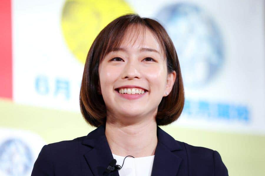 石川佳純、五輪金の男性選手と「微妙な距離感」2ショ　「なんだかお似合い」「笑顔がそっくり」の声