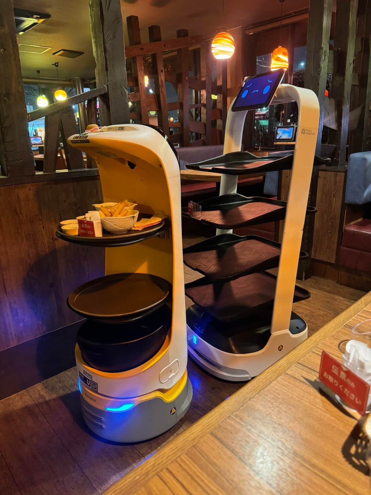 配膳ロボットが通路で対峙...ネコ型「怒る」も店員が電源オフ　意外な光景に26万超いいね！当時の状況を聞いた