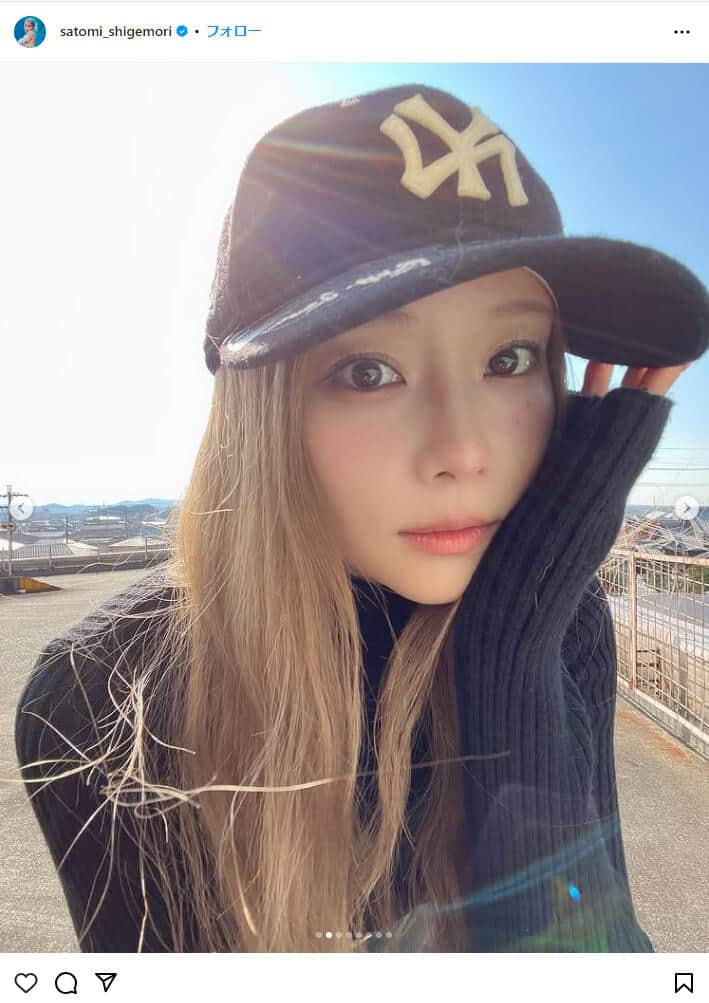 36歳・重盛さと美、迷彩柄スカート×お腹チラ見せコーデ　「透明感スゴイ」「20歳台前半に見えます」