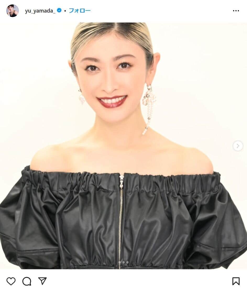 金髪の山田優、白いミニ丈ドレスで細長い美脚を　「異次元の美しさ！」「ブロンド素敵」